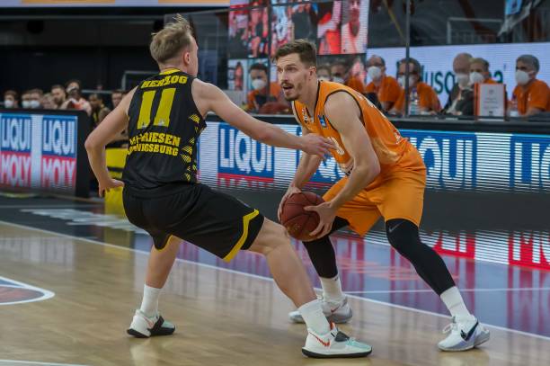 长传和直塞 长传和直塞